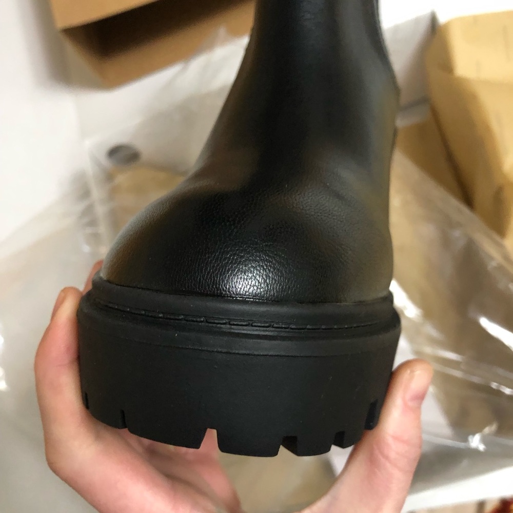 LAST ONE ⭐️ NWT Urban Outfitters Chloe Chelsea Timeless boot (7) - Picture 10 of 14
